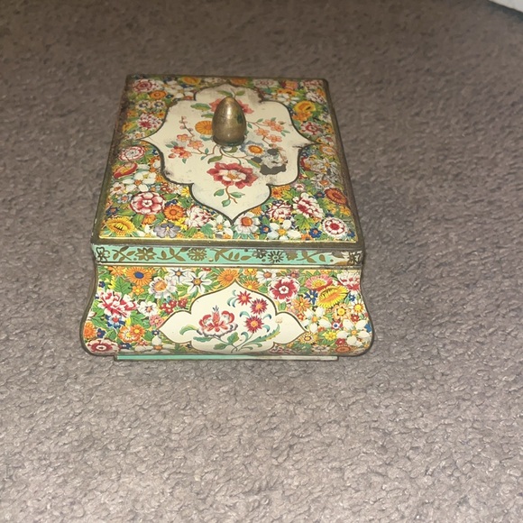 Vintage Trinket Metal Box - Picture 2 of 6